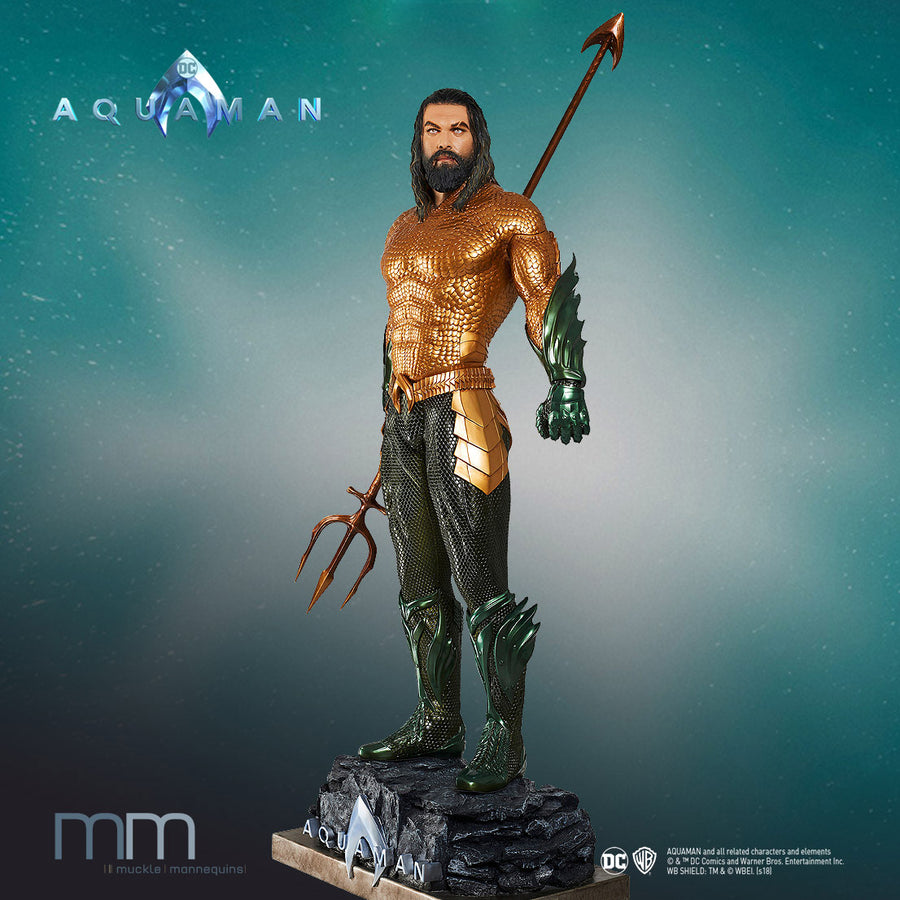 Life-Size Figure Aquaman leicht gedreht