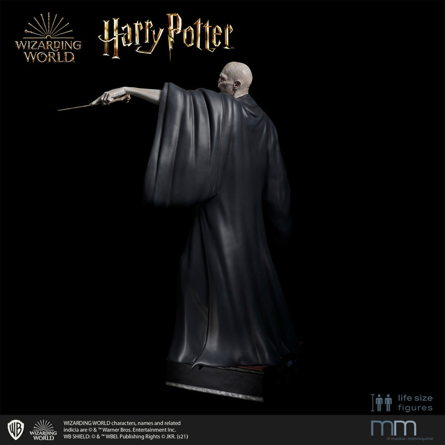 Voldemort life-size statue seitlich Ansicht mit Zauberstab