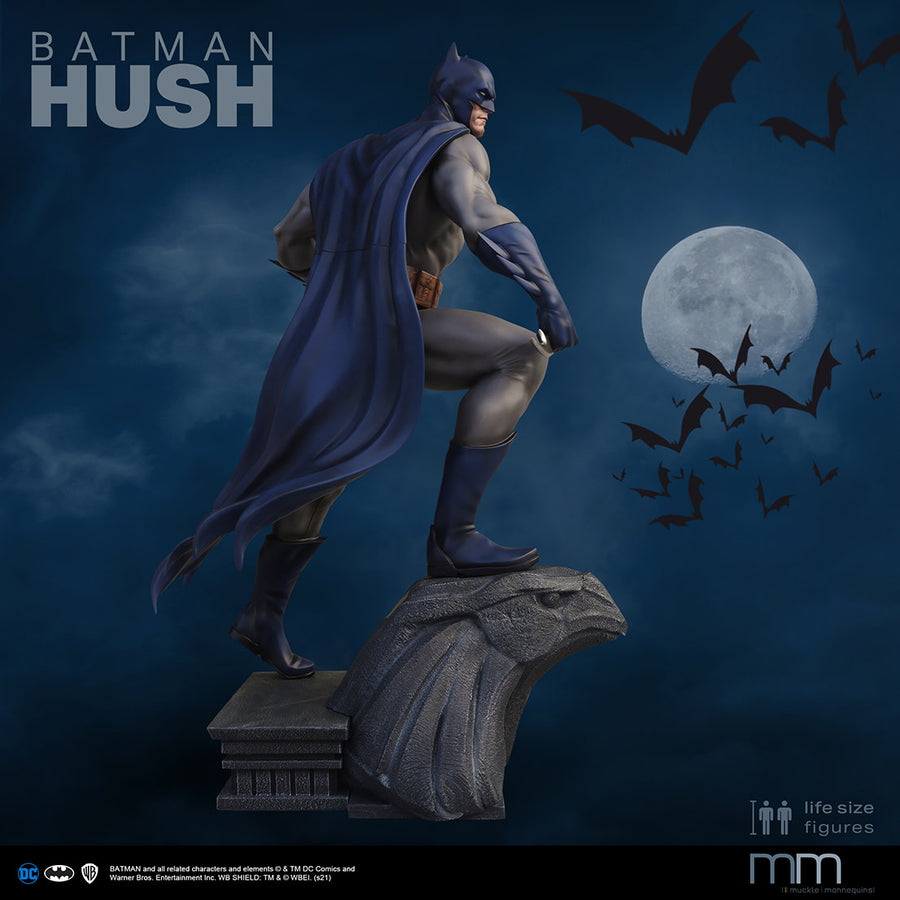 Seitliche Ansicht der Batman Hush life-size figure mit Vollmond