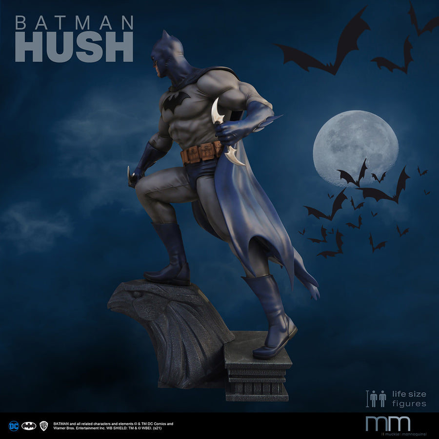 Batman Hush life-size figure mit einer Waffe in der Hand