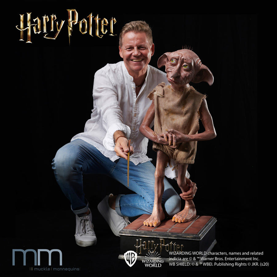 Dobby mit Matthias Muckle vor schwarzem Hintergrund